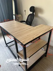  1 مكتب مع كرسي دوار بحالة ممتازة للبيع بداعي السفر المستعجل