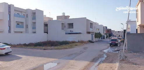  6 قطعة أرض سكنية واجهتين في حي سكني راقي