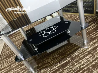  6 طاولة مرايا او شاشه بحاله ممتازه وبحال الوكاله فقط 18 دينار