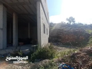  4 محلات للايجار بين قرية تل صوره على شارع مزفت 10 متر