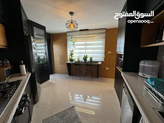  5 شقه طابقيه مساحه صافي 181 متر