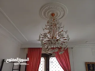 8 مجموعه خرده للبيع  وثريات  نحاس  و2تخت خشب للجادين