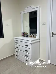  2 للبيع غرفة نوم بيضاء بحالة ممتازة