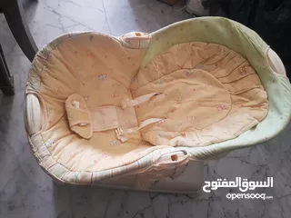  2 تخت هزاز Fisher price يشتغل على البطاريات بحالة ممتازة وبسعر مغري للجادين