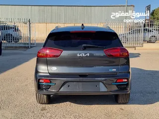  5 كيا نيرو 2022 فل مع فتحة بحالة الوكالة 7جيد