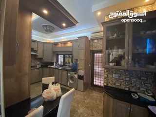  21 عماره ثلاث طوابق وروف بمواصفات خاصه للبيع في جبل الحسين