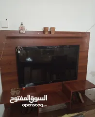  1 طاولة تلفاز غير مستعمله لفتره طويلة ليس فيها خدوش