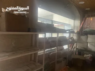  4 يوجد رفوف مستعملة لمحل تجاري للبيع