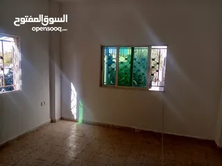  6 شقه للايجار غرفتين وصاله ومطبخ وحمام دور ارضي