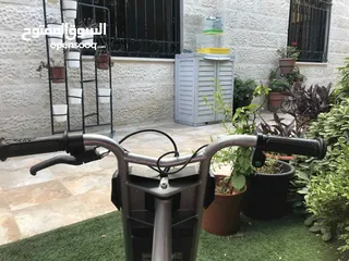  4 سكوتر Razor امريكي اصلي مع الشاحن السريع بسعر 100 دينار اردني