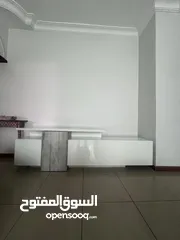  3 طاولة تلفزيون لامنيت بحالة الجديد لون ابيض مع وحدات تخزين من ميداس لأثاث بحالة ممتازة وجديدة