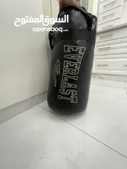  2 كيس ملاكمه للبيع طول من متر لمتر و نص و مهتم ما بقصر معاه