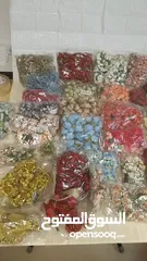  4 اكسسوارات ومواد للاشغال اليدوية ورد وشرايط وخرز واحجار للبيع بسبب تصفية الورشة