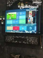  1 شاشه 55بوصه بحاله جديده فيها ضربه عجنب مش مثره فل سمارت