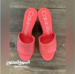  2 روكي هيلز ماركة CALVIN KLEIN صناعة كمبوديا وارد اميركا نمرة 38،5 لون PEACH