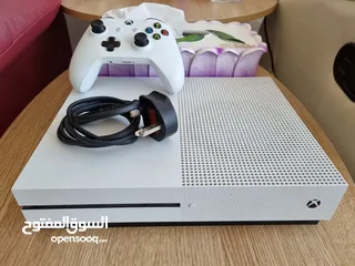  1 XBOX ONE-S 1TB & Controller