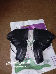  2 حذاء سيفتي  لون اسود للبيع  مستعمل نوع فيلا FELA