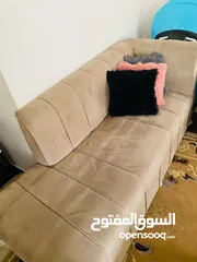  2 طقم كنب مكون من 3 مقاعد مع طاوله لون بيج للبيع فقط