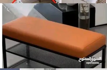  4 كرسي مريح مع مقعد مبطّن باللون البرتقالي وإطار معدني قوي باللون الأسود. مصمم ليجمع الراحه والاناقه