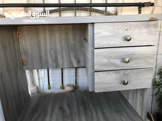  2 مكتبان لون رمادي الواحد ب 20 والثاني ب 15