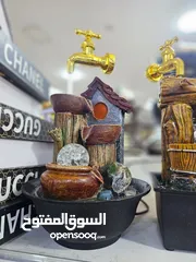  1 نافورة ديكور خشبية وفخارية بتصميم فاخر    حنفية ذهبية أنيقة يتدفق منها الماء بانسيابية.  قاعد
