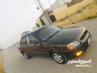  4 هونداي فيرنا موديل 2000 لون اسود جير عادي