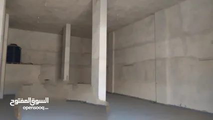  4 مخازن للايجار بالقرب من دوار عزموط على الشارع الرئيسي  مساحة 140 متر مربع