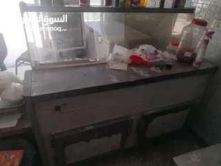  4 ثلاجة عرض ثلاجة دلي فريزر عدد2 ماكينات فرم لحمه عدد 2 وميزان