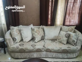  1 طقم كنب عدد 4 مع 5 طاولات خشب أنيق – بحالة ممتازة