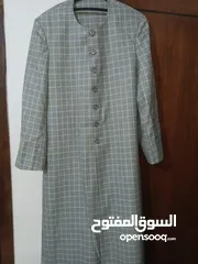  7 مانطو اسود ورمادي وهاد يلي بلصورة وعدة اشياء وفي تنتين مو ديلهم متل العباءة سحاب