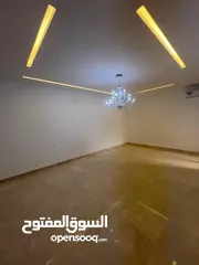  3 شقة في عمارات بعد الباب الخلفي لجامعة ناصر الدور الأول موقع ممتاز تشطيب ممتاز للإيجار
