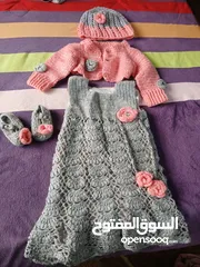  7 طقم كروشيه فاخر شغل يدوي 4 قطع: طاقية، جكيت قصير، فستان، كلكول.  لون سكني وزهري.