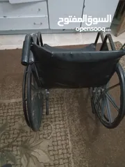  1 كرسي متحرك بحالة جيدة غير قابل للثني