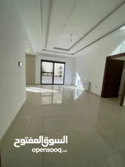  10 شقة للبيع  بمساحة فيلا 550 متر شقة شبة ارضي طريق المطار خلف مدارس العالمية