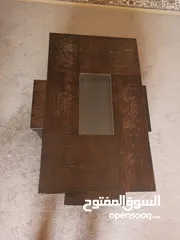  1 طاولة وسط مع أربع طاولات