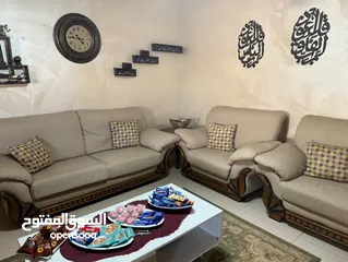  1 طقم كنب نظيف جدا استخدام خفيف كثير