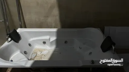  2 جاكوزيات بحالة الوكالة  للبيع بسعر جدا  مناسب