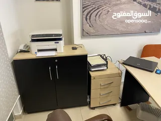  2 مكتب مع جانبيه مع وحده ارفف مع طاوله اجتماعات