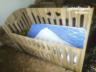  1 سرير أطفال مستعمل استعمال بسيط
