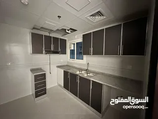  10 (ضياء)غرفتين وصالة للايجار السنوي في الشارقة ابو شغارة اول ساككن بخزائن في الحائط و تشطيب حديث