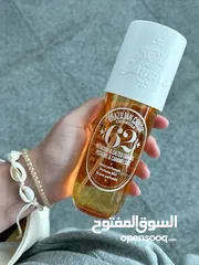  9 رائحة دافئة تجمع بين الفانيلا والأخشاب، مثالية للأوقات المسائية رائحة لا تُقاوم، وجاذبية تخطف القلوب