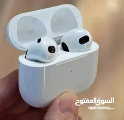  12 سماعات AirPods 4 تأتي بتصميم مميز وراحة مطلقة مع جودة صوت محسّنة وعزل ضوضاء نشط (ANC) لتجربة استماع