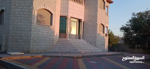  3 فيلا مميزة حجر اربع جهات في الباذان للبيع