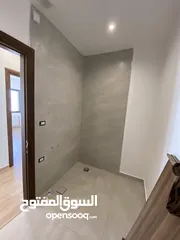  26 شقة مميزة اخير مع روف في اجمل مناطق قرية النخيل اجمل تشطيب واطلالة رائعة 240 داخلي و 90 تراس خارجي