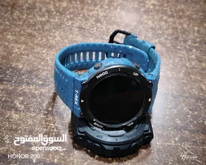 4 ساعة امازفيت t rex 2 بحالة ممتازة فيها شخط بسيط بالشاشة غير مؤثر مقاومة للماء معاها بيتها وشاحنها
