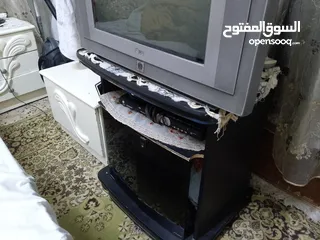  2 تلفزيون LG تقليدي  مع طاوله تلفزيون خشب