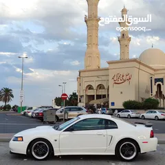  3 Ford mustang GT 2000