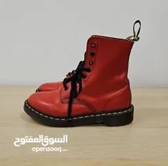  1 مجموعة مميزة من الأحذية الأصلية من ماركات عالمية للبيع بأسعار مناسبة وتوصيل لجميع المناطق