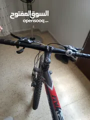  9 بسكليت (دراجه هوائيه) جنط 26 جبلي استعمال خفيف جدا مع هديه سكيت بورد صغير غير مستعمل ابدا