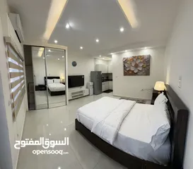  1 ستوديوهات جديدة 150 دينار اسبوعيا او 450 دينار شهريا في عمارة عائلات راقية
